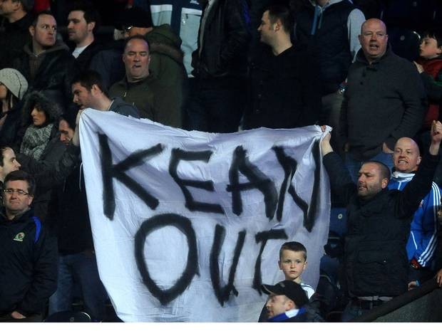“Nội chiến” ở Blackburn, các CĐV căng biểu ngữ yêu cầu HLV Steve Kean và nhà Venky cuốn xéo. Kết quả, Rovers xuống hạng do mất đoàn kết nội bộ.